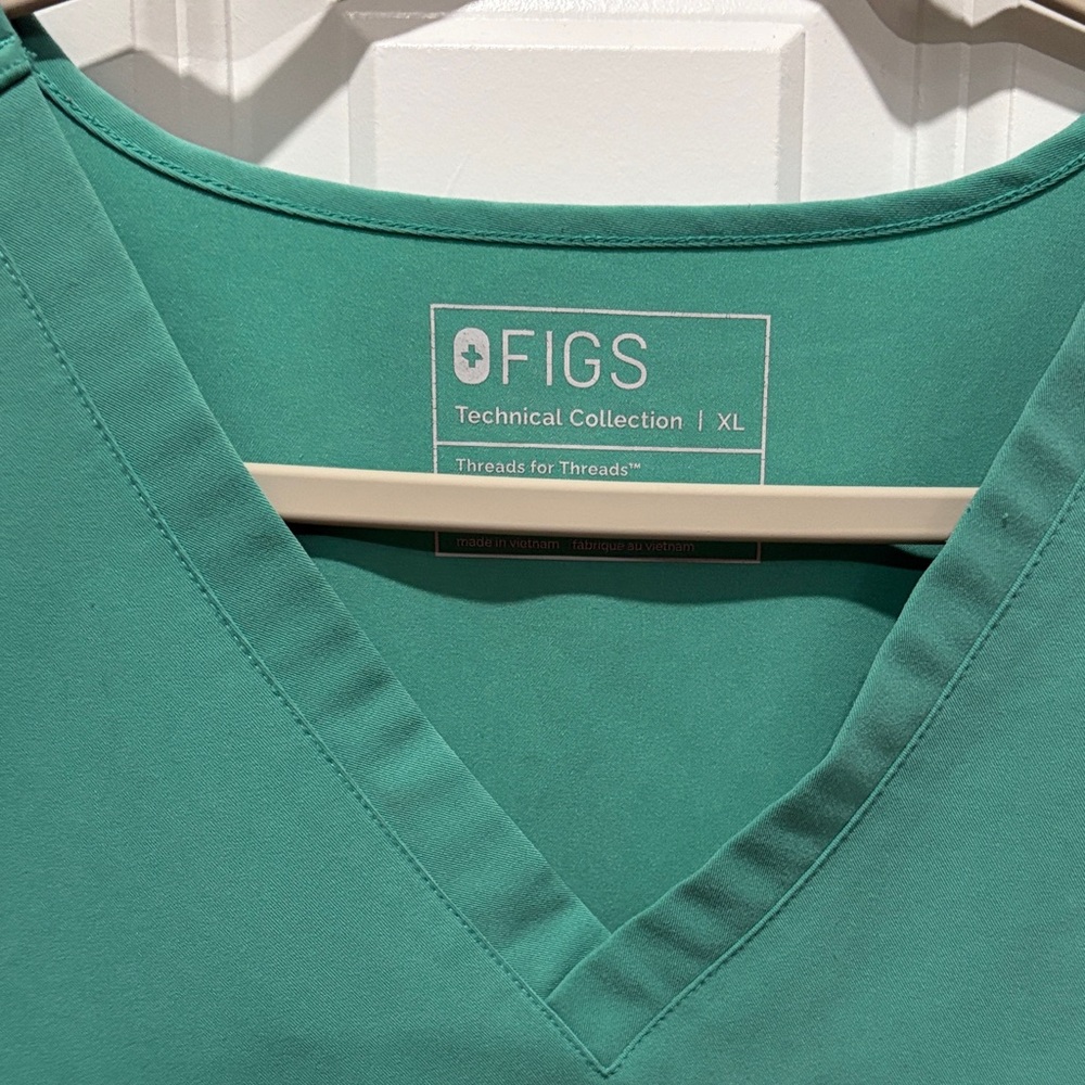 Figs Women’s Teal V-Neck Scrub Top